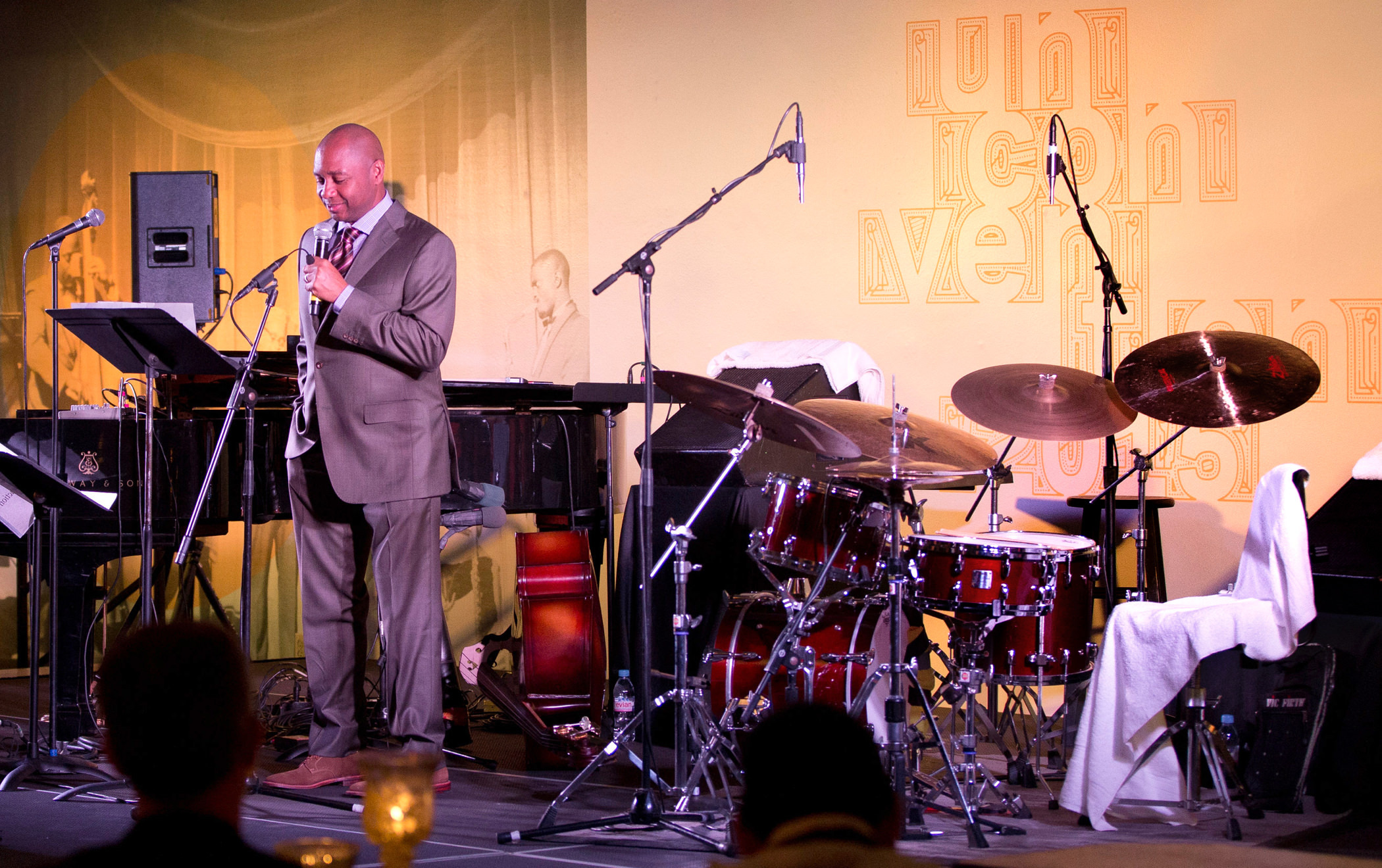 Branford Marsalis speaks from the bandstand at a 2015 KCG Uncon client event dinner.